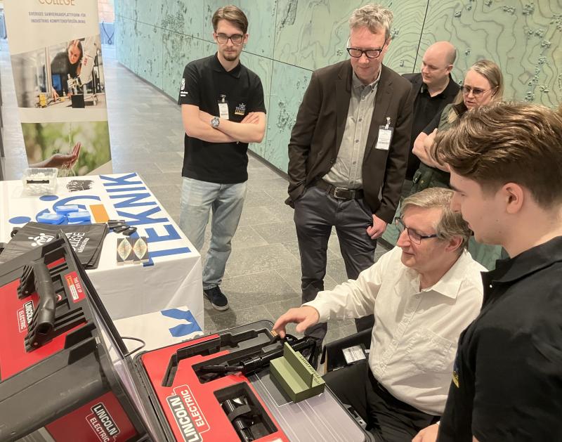 Politiker testar svetssimulator