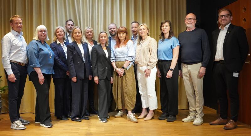 Gruppbild på styrelsen 2026 framför en guldgardin